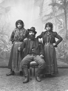Carolo och hans döttrar, namn okänt. Bilden är tagen omkring 1910. Fotograf är Agnes Andersson, Alfta. Plåtarna ägs och förvaltas av Alfta Sockens Hembygdsförening.