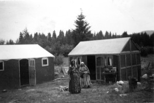 Två oidentifierade kvinnor som tillfälligt bodde vid den gamla festplatsen ”Lars-Isaksbacken”. Bilden är tagen i Enånger, Änga, 1939. Fotograf Tekla Svensson. Ägs och förvaltas av Enångers Hembygdsförening.